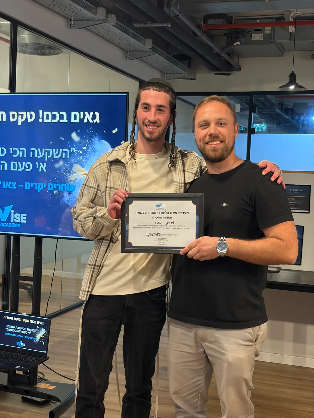 אהרון כהן, בוגר Wise Academy מהציבור החרדי, מקבל את תעודת הסיום מיבגני מיטרוב בקמפוס בפתח תקווה