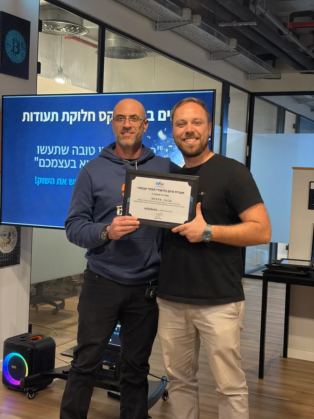 יבגני מיטרוב מעניק תעודת סיום לבוגר בטקס Wise Academy
